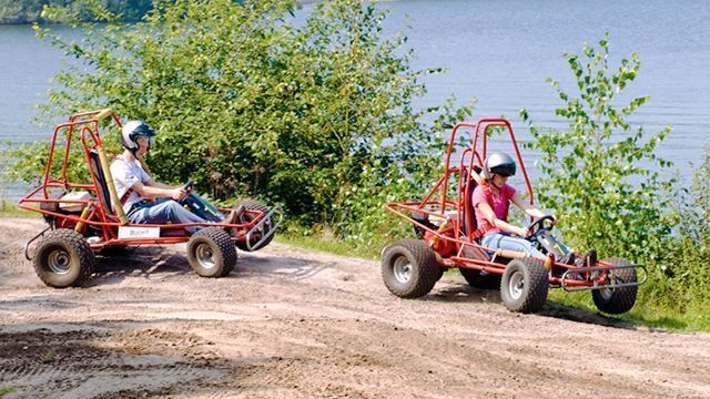 crossen met zandbuggy op locatie