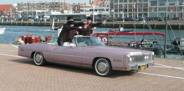 roze amerikaanse auto met Elvis
