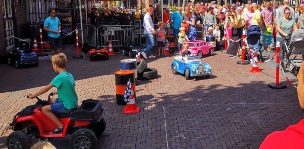 elektrische kinderauto huren evenement stad