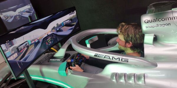race simulator met halo en curved monitor