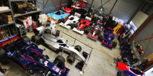 formule 1 race simulators in de hal van cars and stars