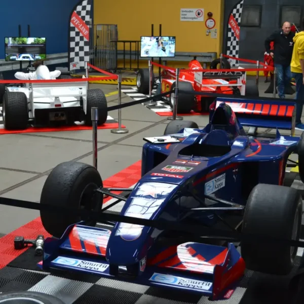 3 fullsize race simulators huren